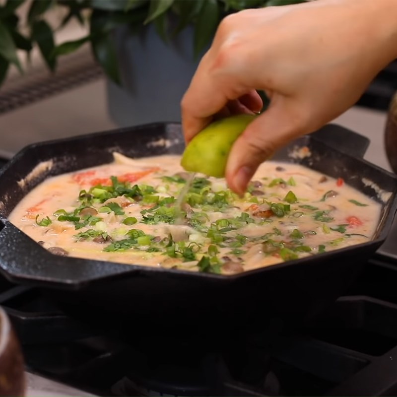 Cách nấu súp gà cốt dừa kiểu Thái - Tom Kha Gai béo ngậy chuẩn vị Thái - Hình 9