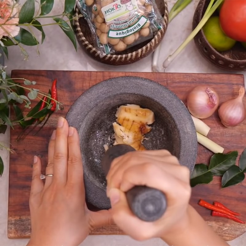 Cách nấu súp gà cốt dừa kiểu Thái - Tom Kha Gai béo ngậy chuẩn vị Thái - Hình 2