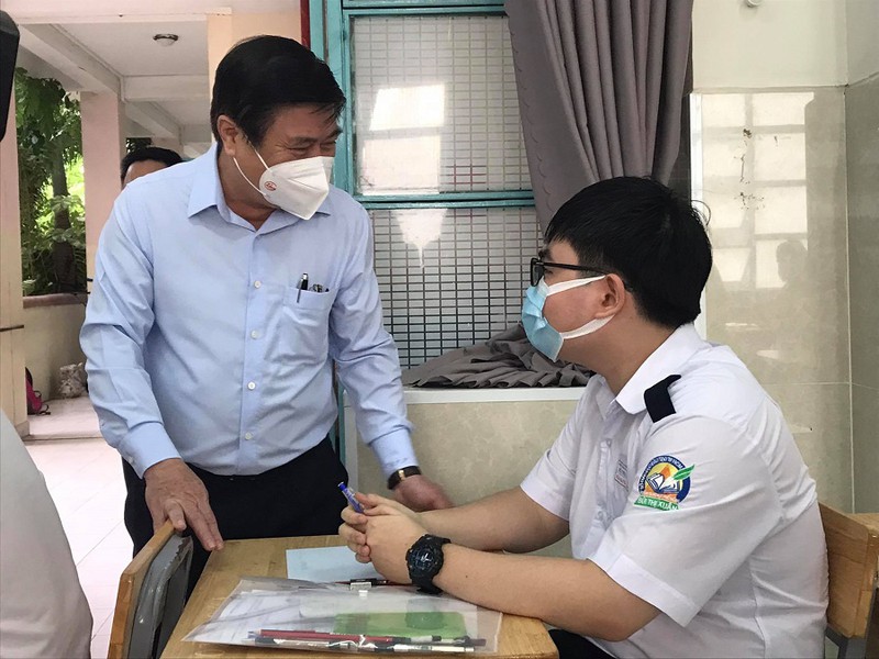 Chủ tịch UBND TP.HCM Nguyễn Thành Phong kiểm tra công tác thi - Hình 3