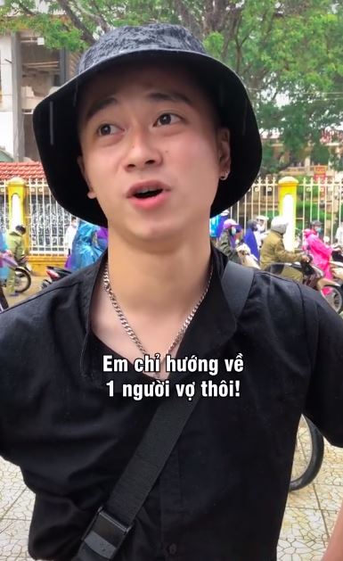Clip nam sinh trả lời phỏng vấn sau môn thi Văn: Cảm xúc hiện tại giống như trời mưa vậy - Hình 2