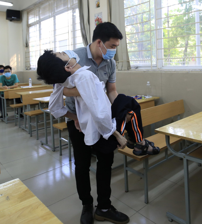 CLIP: Xúc động hình ảnh đưa thí sinh đặc biệt vào tận phòng thi - Hình 1