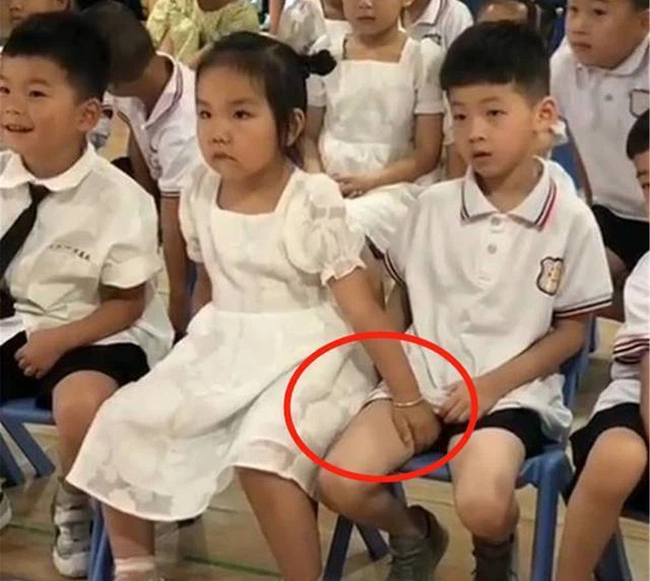 Con gái liên tục mò đùi bạn nam bên cạnh khiến cậu bé phản ứng thẳng thừng, xem ảnh cô giáo gửi mà mẹ xấu hổ muối mặt - Hình 1