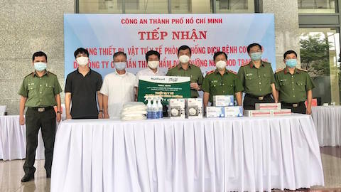 Công Phượng trao tặng trang thiết bị phòng chống Covid-19 cho công an TP.HCM - Hình 1