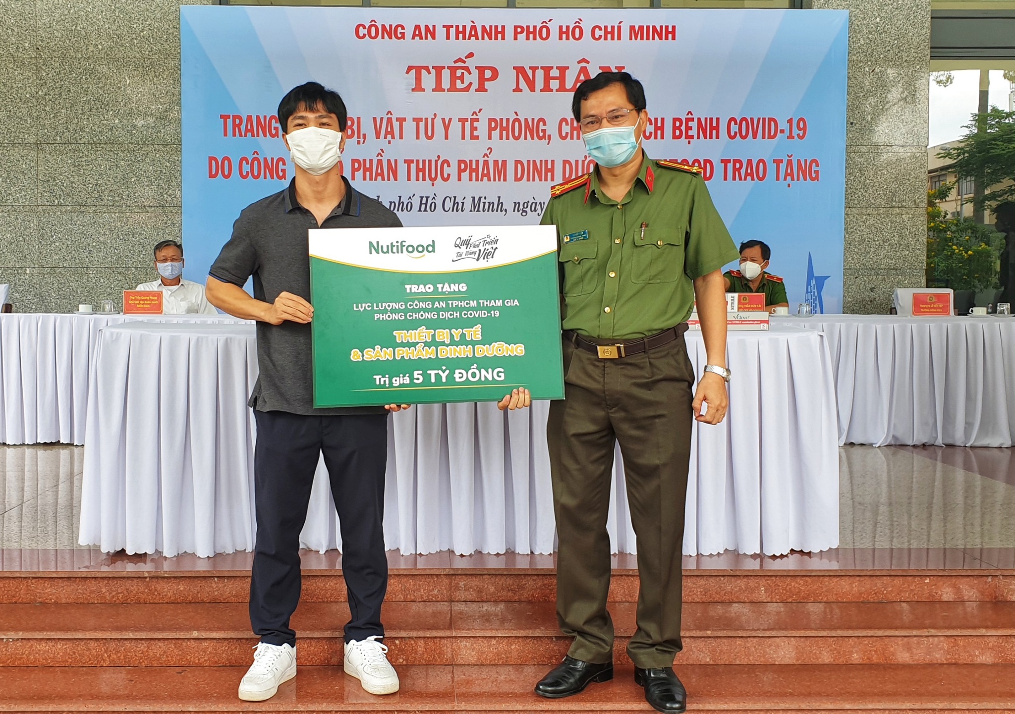Công Phượng trao tặng trang thiết bị phòng chống Covid-19 cho công an TP.HCM - Hình 2