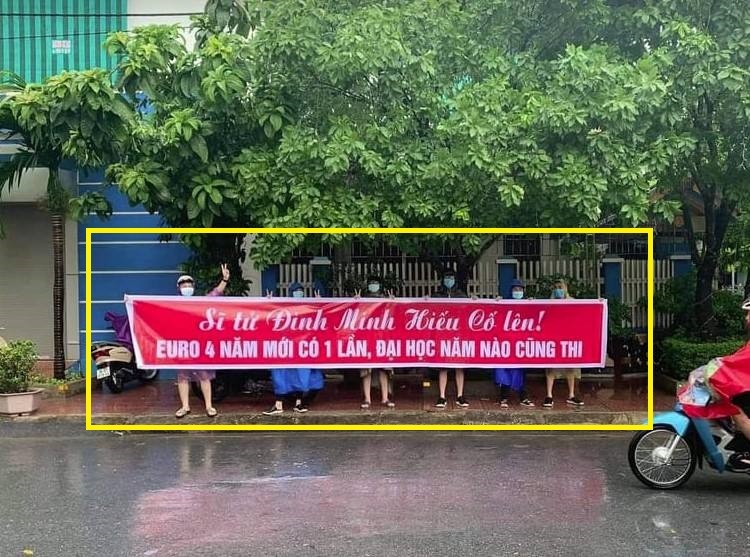 Hội bạn thân chơi lớn đội mưa giương băng rôn cổ vũ bạn đi thi THPT 2021 - Hình 1