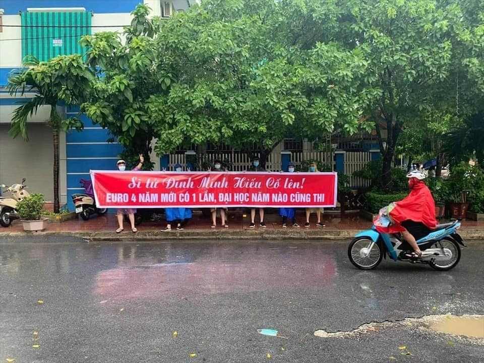 Hội bạn thân chơi lớn đội mưa giương băng rôn cổ vũ bạn đi thi THPT 2021 - Hình 2