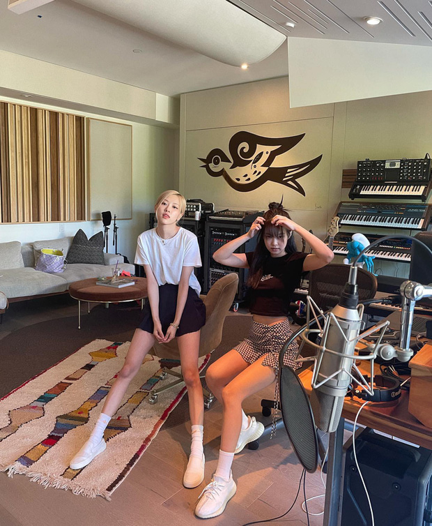 Jennie và Rosé đột kích phòng thu một producer từng kết hợp với Ariana Grande, Taylor Swift, ủ mưu màn collab khủng nào đây? - Hình 1
