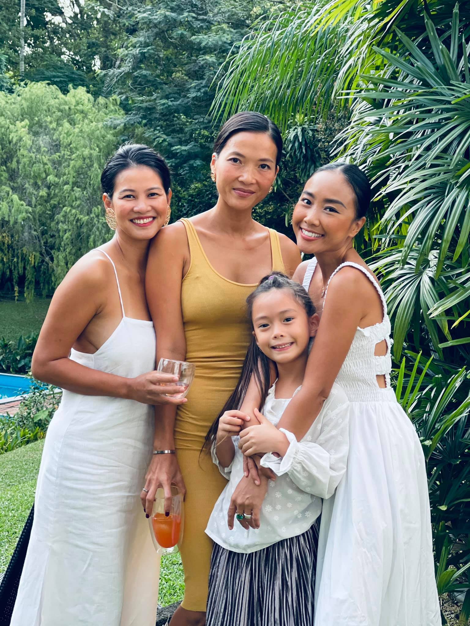 MC Quyền Linh đi dép tổ ong, đóng thùng hài hước tưới cây - Hình 7