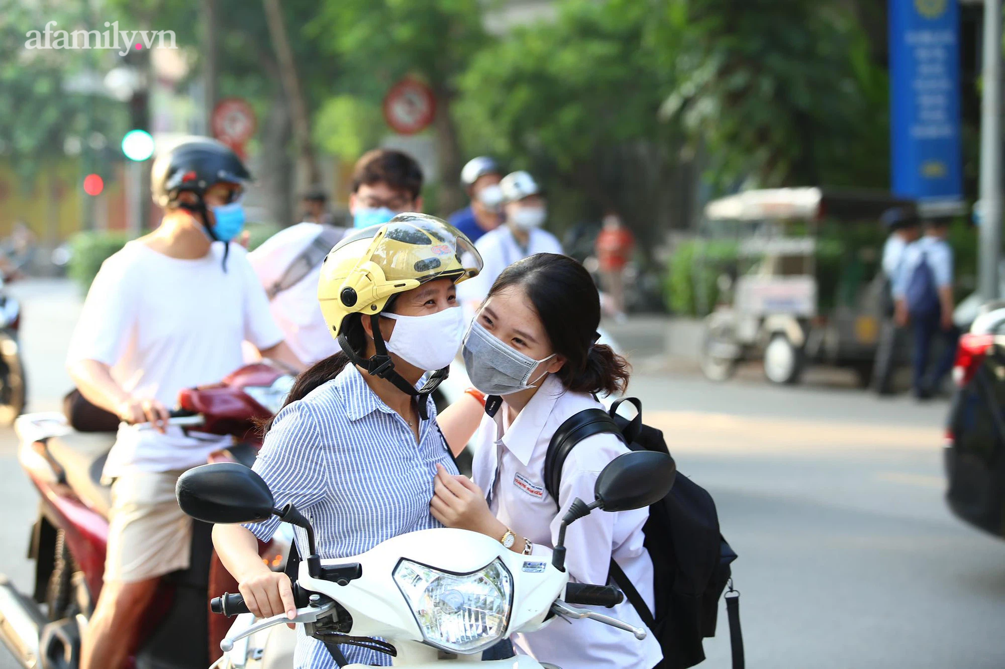 Ngày thi đầu tiên Kỳ thi tốt nghiệp THPT 2021: Những nụ hôn trao vội qua lớp khẩu trang, TP. HCM thời tiết dịu mát thuận lợi cho thí sinh - Hình 8