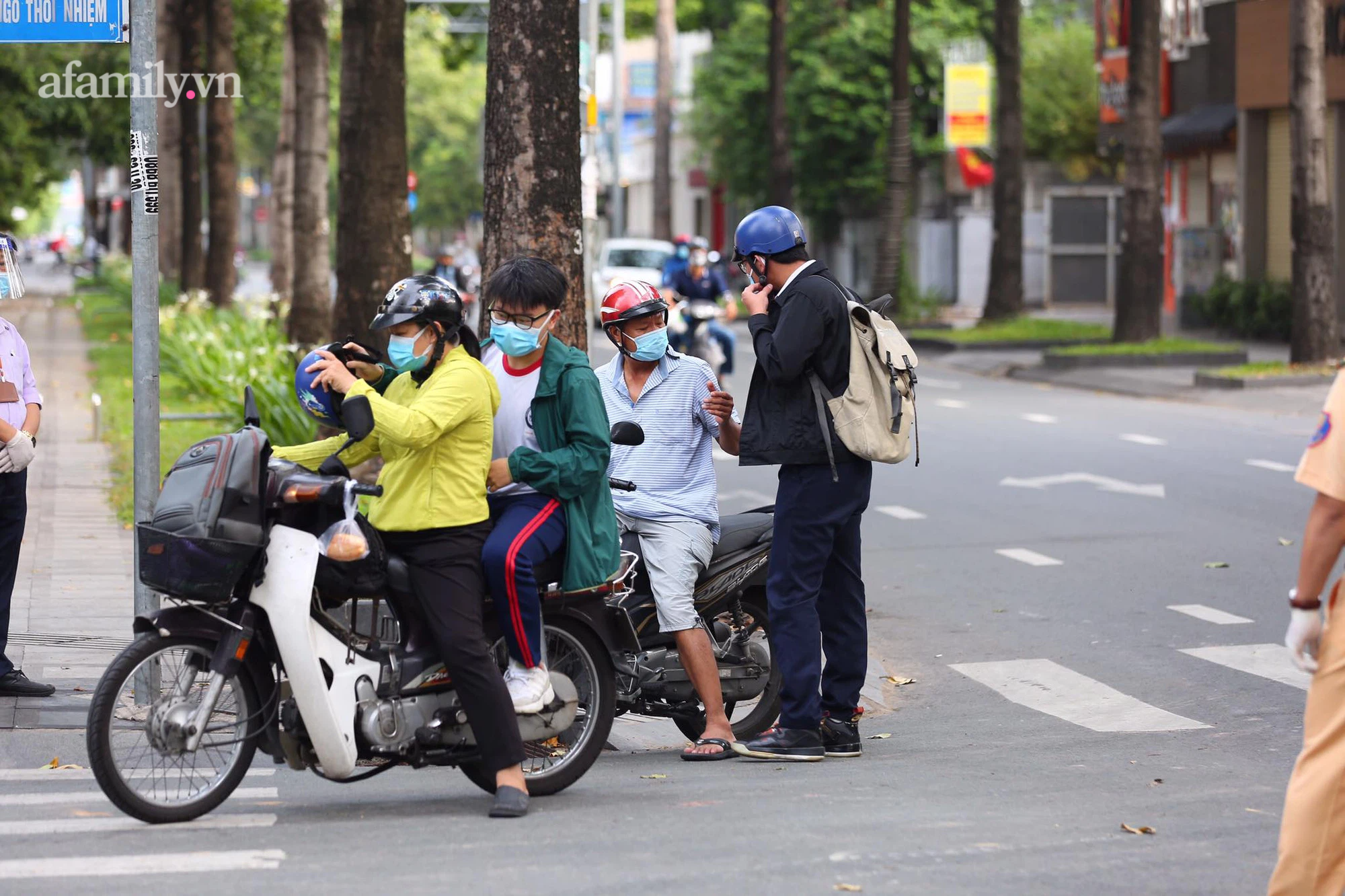 Ngày thi đầu tiên Kỳ thi tốt nghiệp THPT 2021: Những nụ hôn trao vội qua lớp khẩu trang, TP. HCM thời tiết dịu mát thuận lợi cho thí sinh - Hình 22