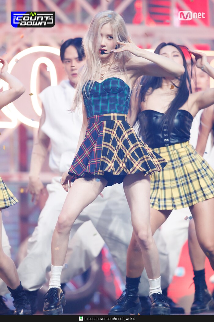Rosé (Black Pink) gầy như bộ xương di động, nhìn xuống đôi giày mà hết hồn! - Hình 12