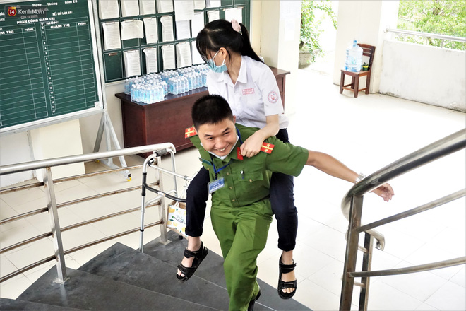Rụng tim hình ảnh chiến sĩ công an cõng thí sinh vào phòng làm thủ tục thi - Hình 1