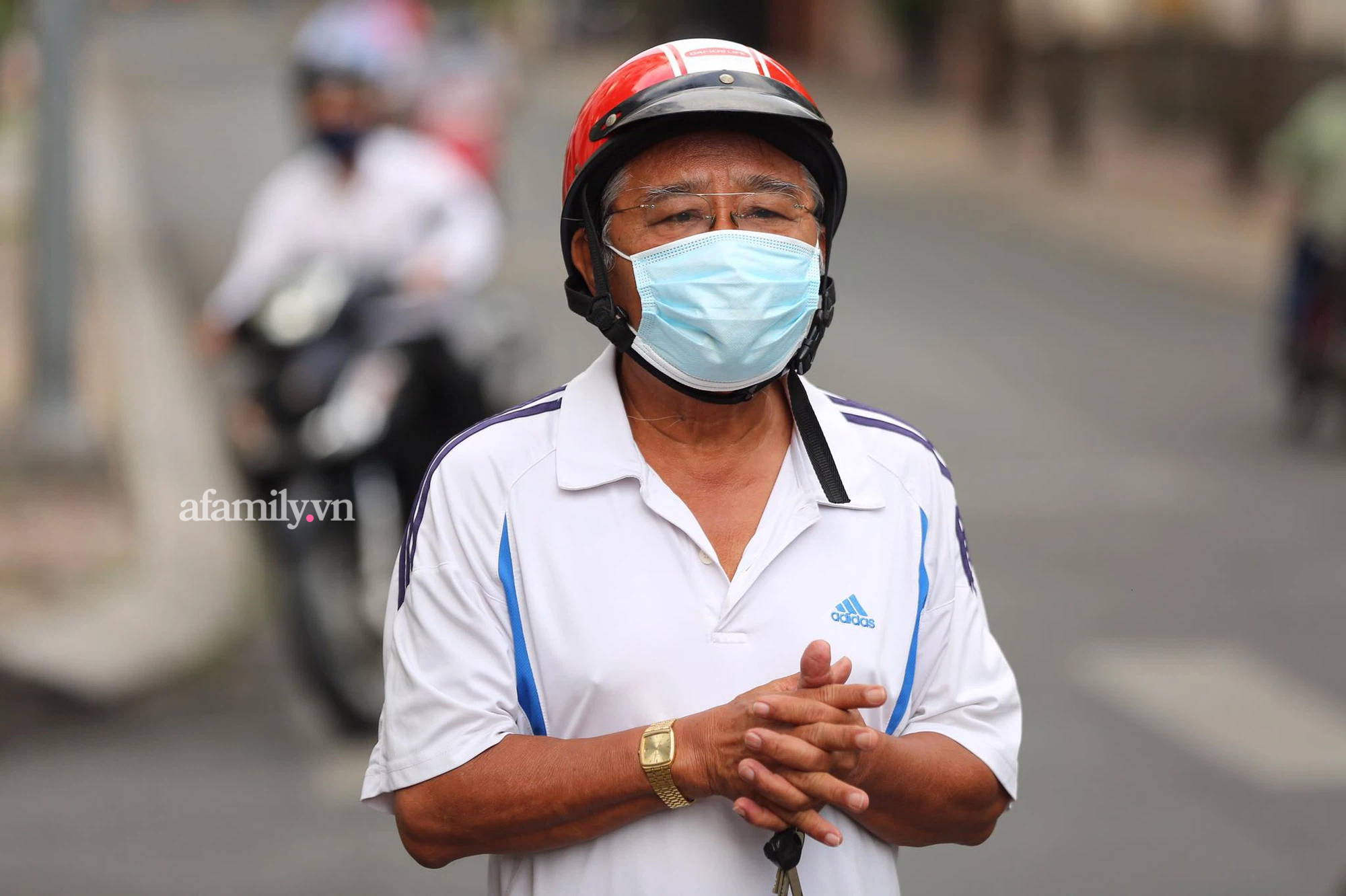 Sắp đóng cổng trường thi nhiều sĩ tử cuống cuồng chạy đến, có thí sinh đặc biệt mới mổ chân 10 ngày - Hình 14