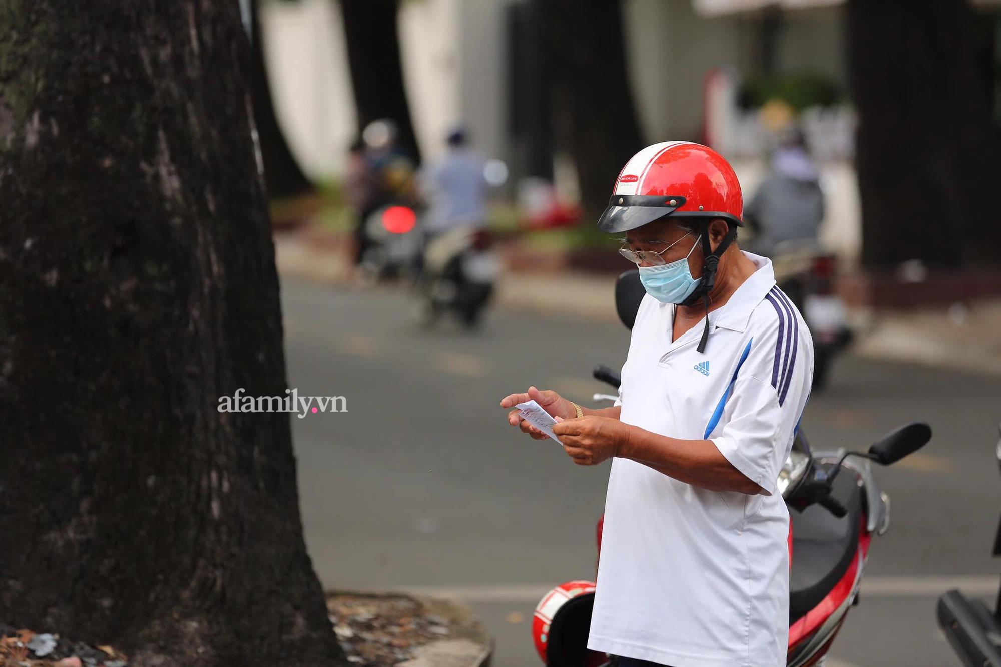 Sắp đóng cổng trường thi nhiều sĩ tử cuống cuồng chạy đến, có thí sinh đặc biệt mới mổ chân 10 ngày - Hình 13
