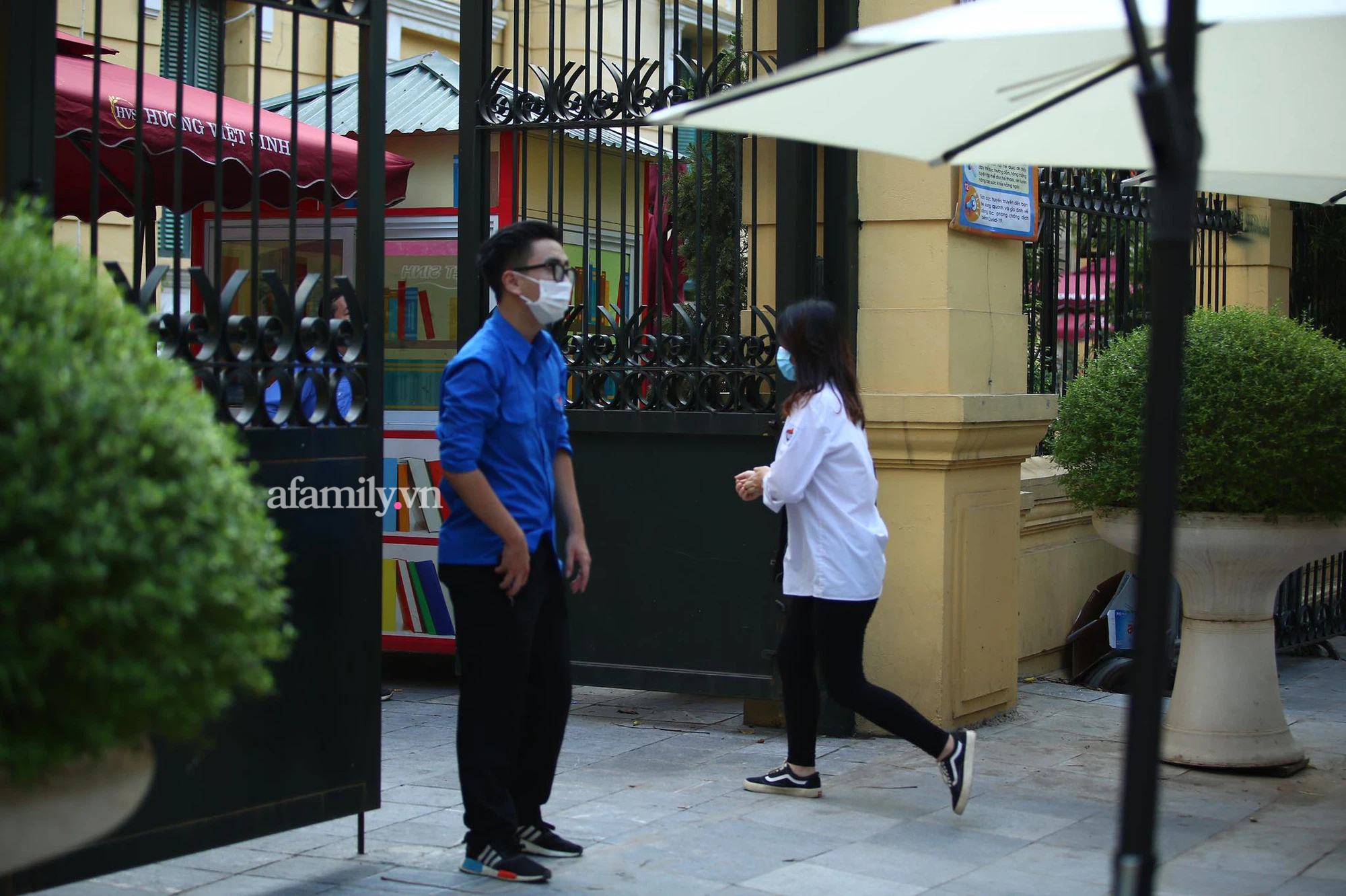 Sắp đóng cổng trường thi nhiều sĩ tử cuống cuồng chạy đến, có thí sinh đặc biệt mới mổ chân 10 ngày - Hình 3