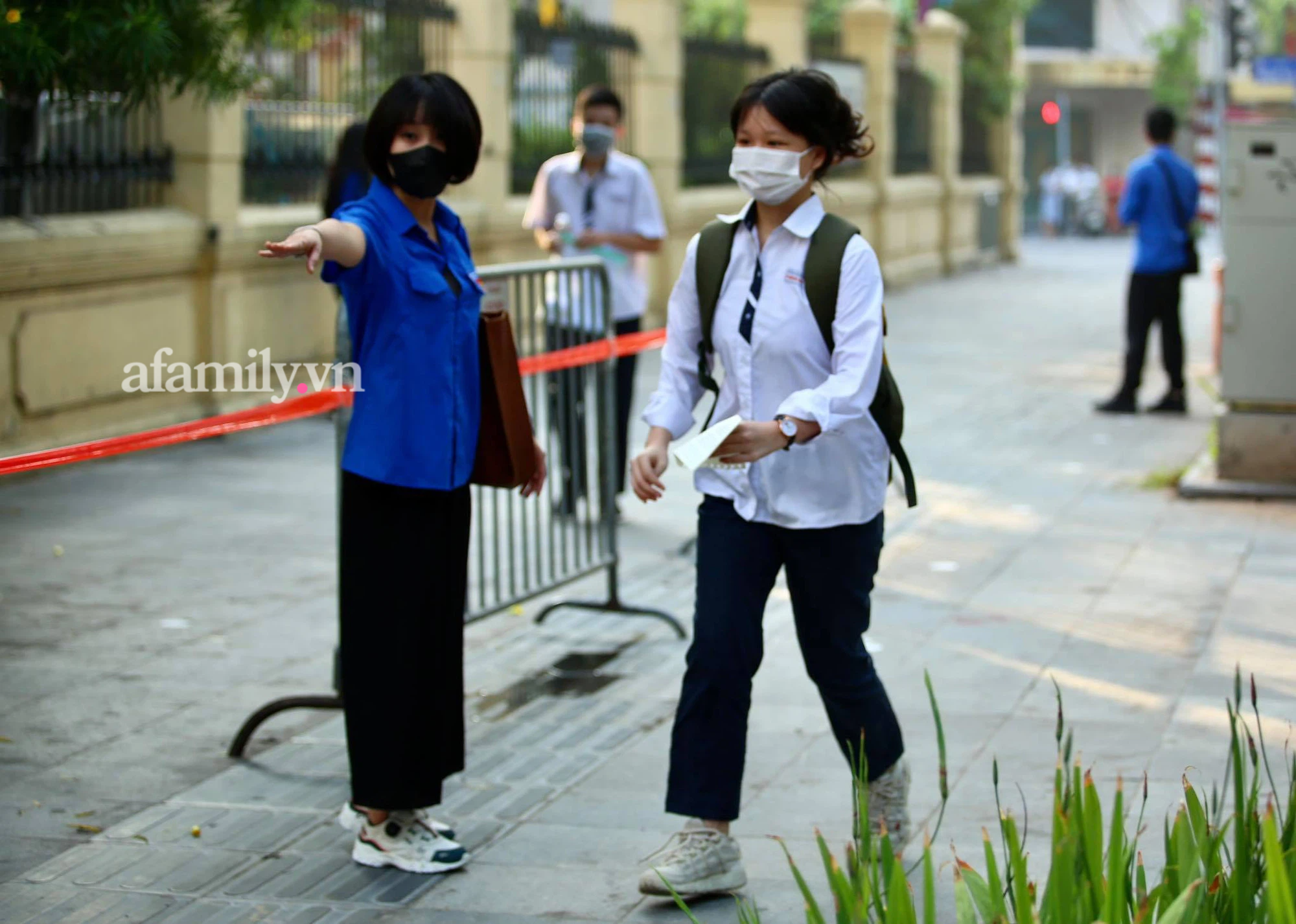 Sắp đóng cổng trường thi nhiều sĩ tử cuống cuồng chạy đến, có thí sinh đặc biệt mới mổ chân 10 ngày - Hình 1