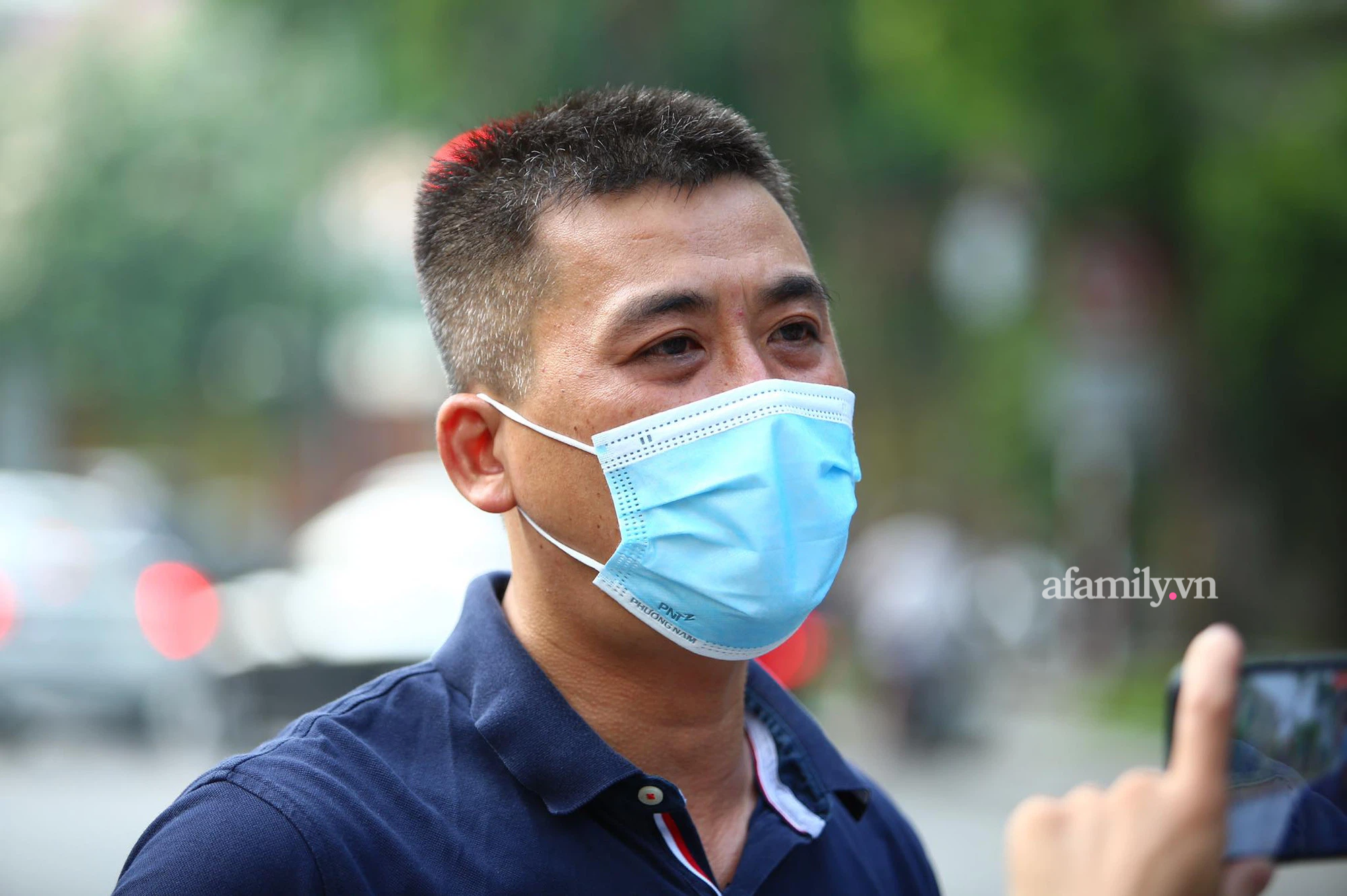 Sắp đóng cổng trường thi nhiều sĩ tử cuống cuồng chạy đến, có thí sinh đặc biệt mới mổ chân 10 ngày - Hình 11