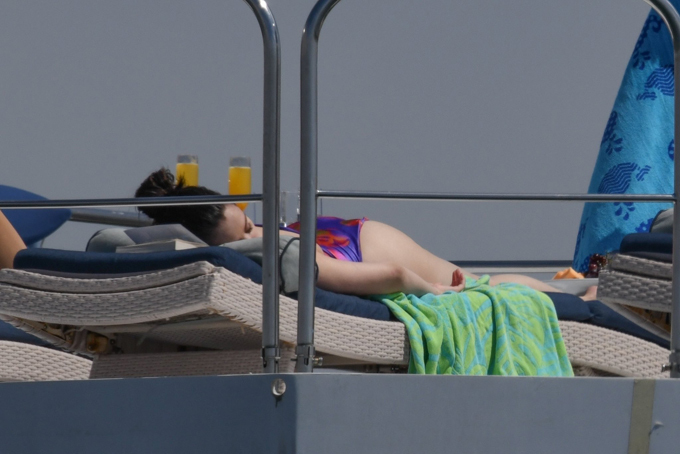 Selena Gomez đi chơi du thuyền với bạn bè - Hình 9
