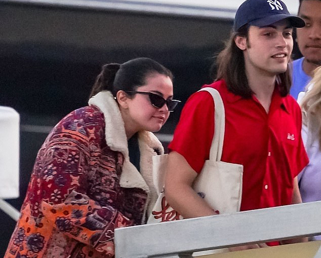 Selena Gomez đi chơi du thuyền với bạn bè - Hình 2