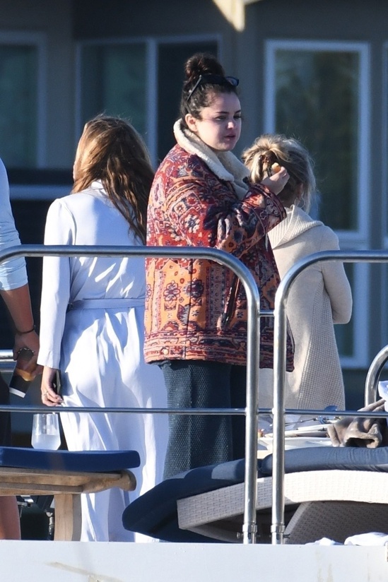 Selena Gomez đi chơi du thuyền với bạn bè - Hình 6