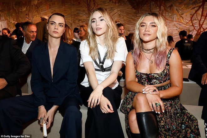 Siêu mẫu đồng tính Cara Delevingne táo bạo diện vest không nội y - Hình 3