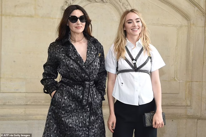Siêu mẫu đồng tính Cara Delevingne táo bạo diện vest không nội y - Hình 8