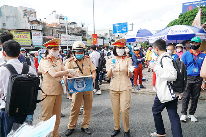 Thí sinh TP Hồ Chí Minh: Vượt vũ môn trong tâm dịch COVID-19 - Hình 1