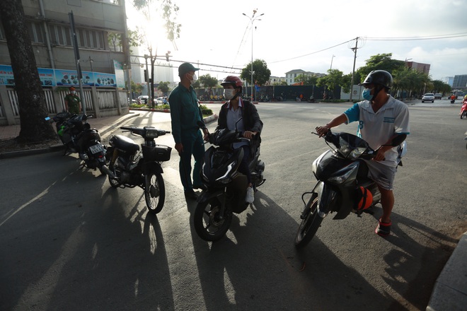 TPHCM: Thắt chặt an ninh trong ngày đầu thi tốt nghiệp THPT - Hình 2