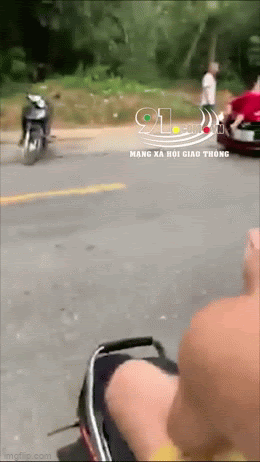 Vợ nằm trên nóc capo đánh ghen ầm ĩ, chồng vẫn lái xe cùng nhân tình phi như bay - Hình 1