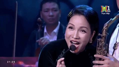 Đang hát trên sóng trực tiếp thì bị tắt tiếng đến 2 phút, diva Mỹ Linh... giật luôn mic của saxophone để hát và cái kết kinh ngạc! - Hình 1