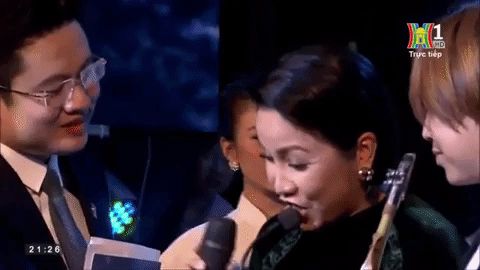 Đang hát trên sóng trực tiếp thì bị tắt tiếng đến 2 phút, diva Mỹ Linh... giật luôn mic của saxophone để hát và cái kết kinh ngạc! - Hình 2