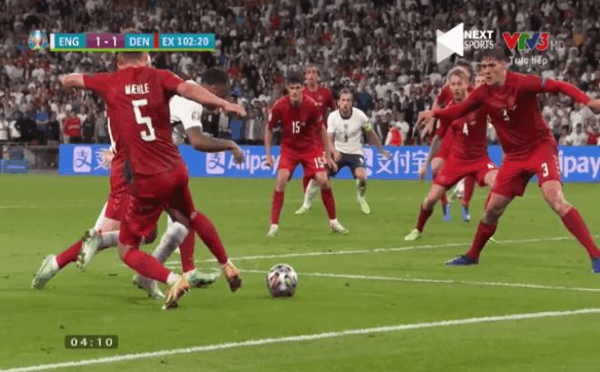 Sterling đã ăn vạ trắng trợn, quả penalty của tuyển Anh là đáng hổ thẹn - Hình 1