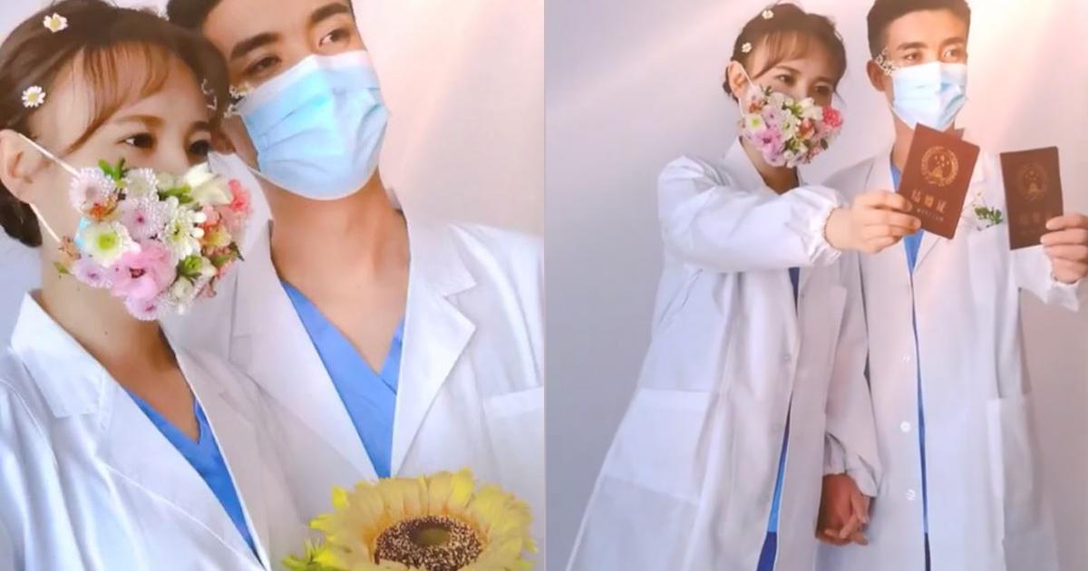 Cặp đôi bác sĩ đeo khẩu trang đính hoa, khoác áo blouse trắng chụp ảnh cưới