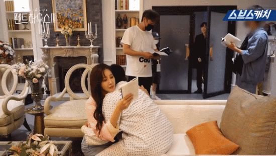 Hậu trường Penthouse 3 tập 9: Lee Ji Ah giới thiệu cha dượng tương lai cho Kim Young Dae, Yoon Jong Hoon ăn cẩu lương ngập mặt - Hình 2