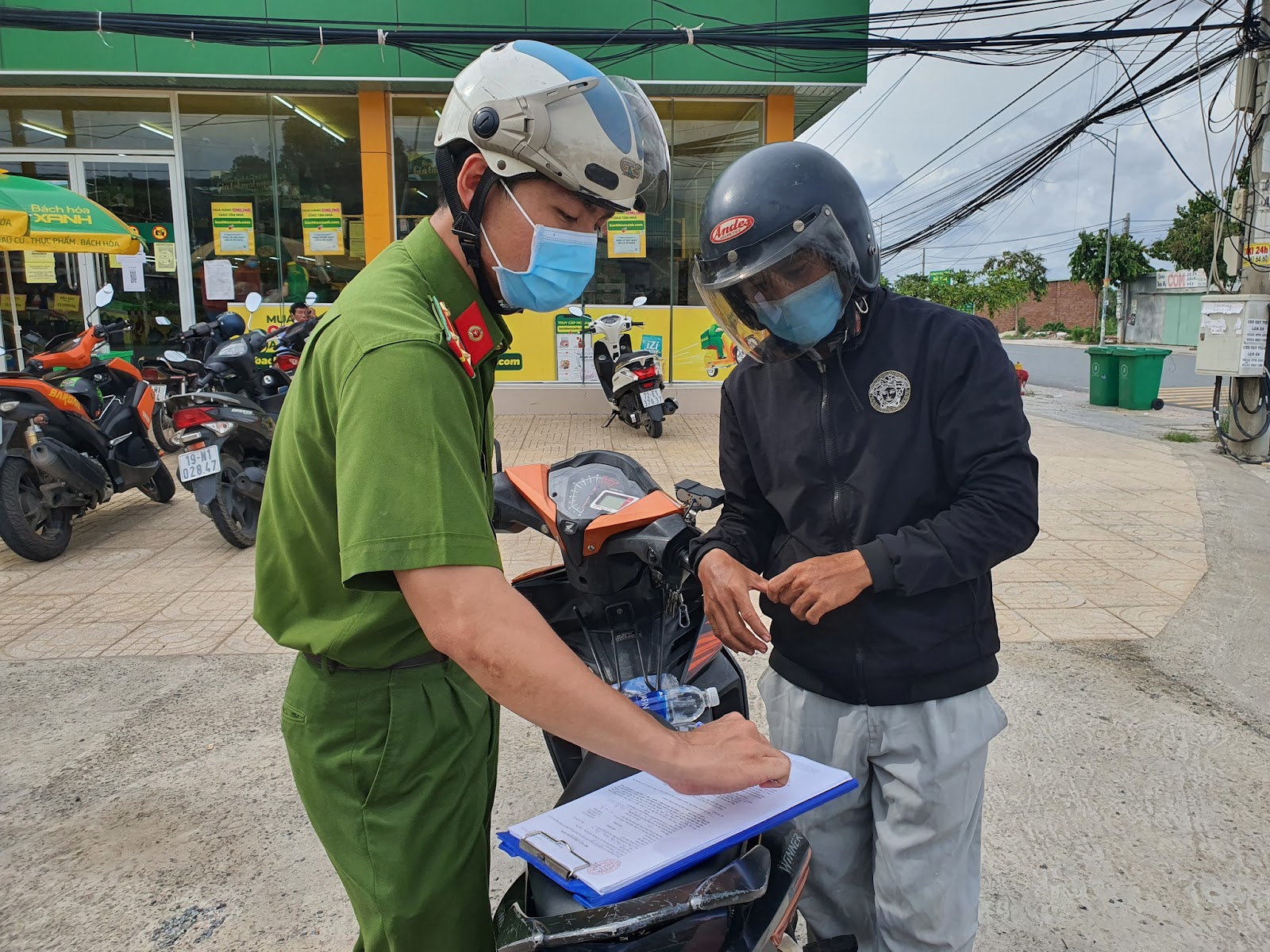 Ra đường không lý do còn thách thức công an nhiêu đây 50 triệu là cùng - Hình 2