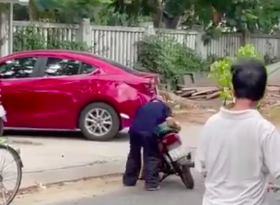 Clip người đàn ông nhảy chân sáo vui sướng khi được phát gạo từ thiện gây xót xa - Hình 2