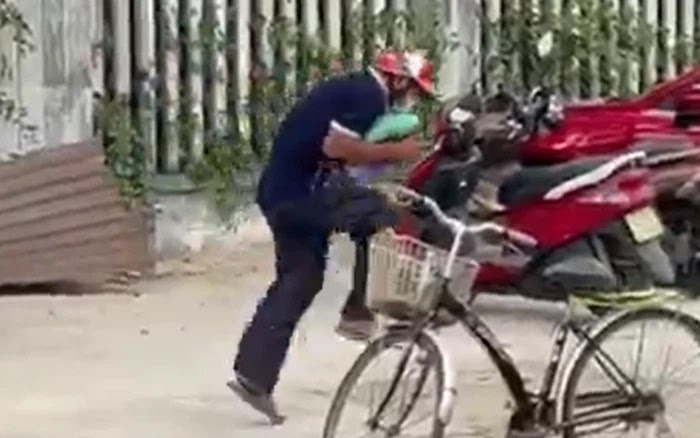 Clip người đàn ông nhảy chân sáo vui sướng khi được phát gạo từ thiện gây xót xa - Hình 3