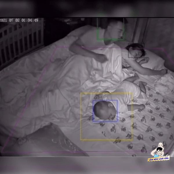 Tỉnh giấc giữa đêm, hành động của bố với con trai bị camera ghi lại khiến ai nấy ngỡ ngàng - Hình 1