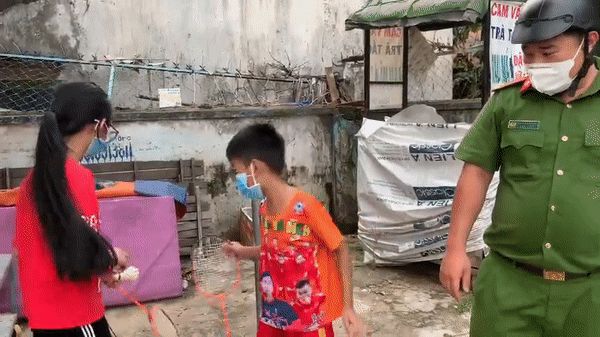 Hai nhóc ra đường đánh cầu lông bị công an phạt, nhất định không khai địa chỉ nhà mà ai cũng cười - Hình 2