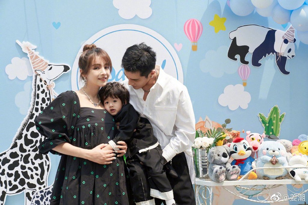 Quý tử 2 tuổi nhà Hàm Hương Tân Cương gây bão Weibo vì đẹp trai và siêu cute, bố mẹ tài tử giai nhân - Hình 6