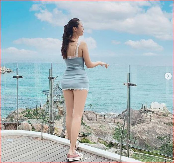 Tạo dáng không giống ai, hotgirl gây nhức mắt vì để lộ nội y - Hình 10