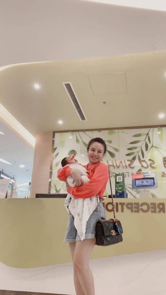 Vy Oanh lộ diện sau 1 tháng sinh em bé, Netizen réo tên vụ bùng 400 tỷ - Hình 3