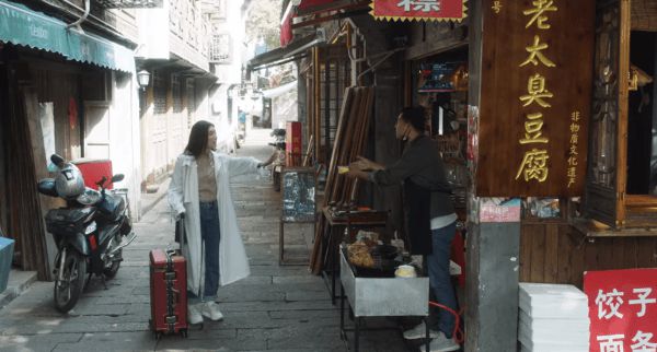 Chưa yêu phi công được bao lâu, Mao Hiểu Đồng đã bị bố mẹ bắt chia tay trong 30 chưa phải là hết - Hình 11