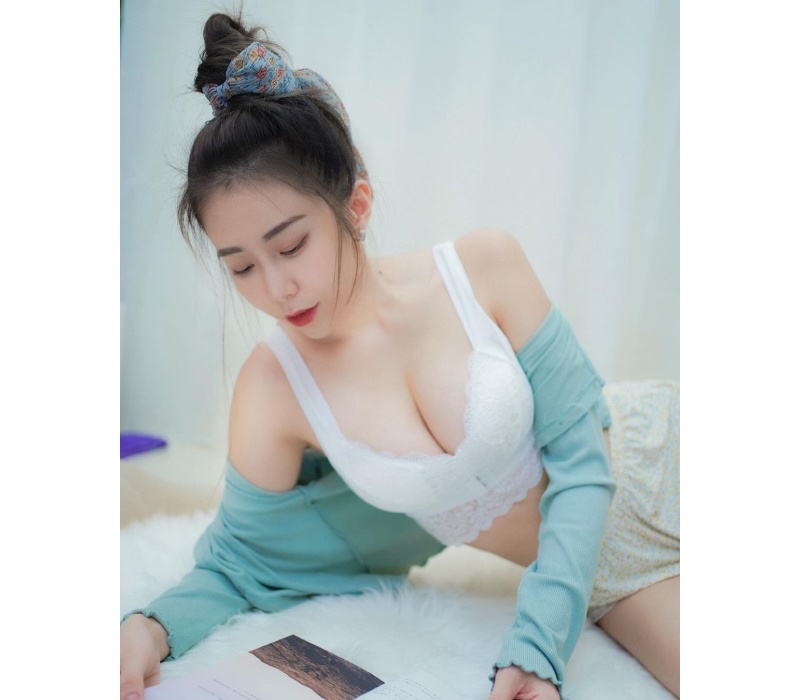 Chưa diện nội y đã lên hình, hot girl vô tư khoe cặp tâm hồn vừa trắng lại vừa tròn - Hình 4