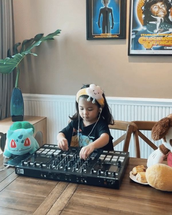 Cô bé 3 tuổi nói chưa sõi vẫn hoá DJ quẩy cực sung, lém quá trời lém! - Hình 4