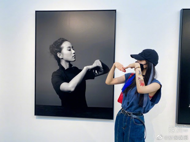 Dương Mịch bắt chước Angelababy, Lưu Thi Thi, khoe hình xăm ngầu đét - Hình 1