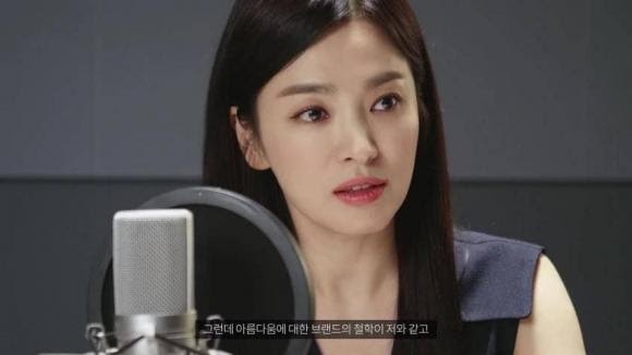 Song Hye Kyo lộ nhan sắc thật khiến netizen tranh cãi nảy lửa - Hình 1