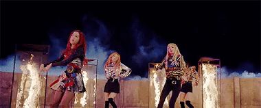 BLACKPINK kể lại khoảnh khắc bùng cháy khi quay MV Playing With Fire, Lisa còn bị tro bám lên mặt mà không hiểu chuyện gì xảy ra - Hình 3