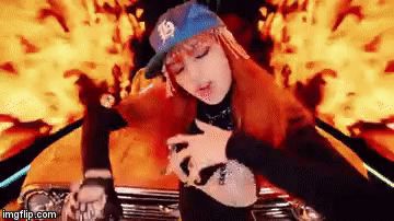 BLACKPINK kể lại khoảnh khắc bùng cháy khi quay MV Playing With Fire, Lisa còn bị tro bám lên mặt mà không hiểu chuyện gì xảy ra - Hình 7