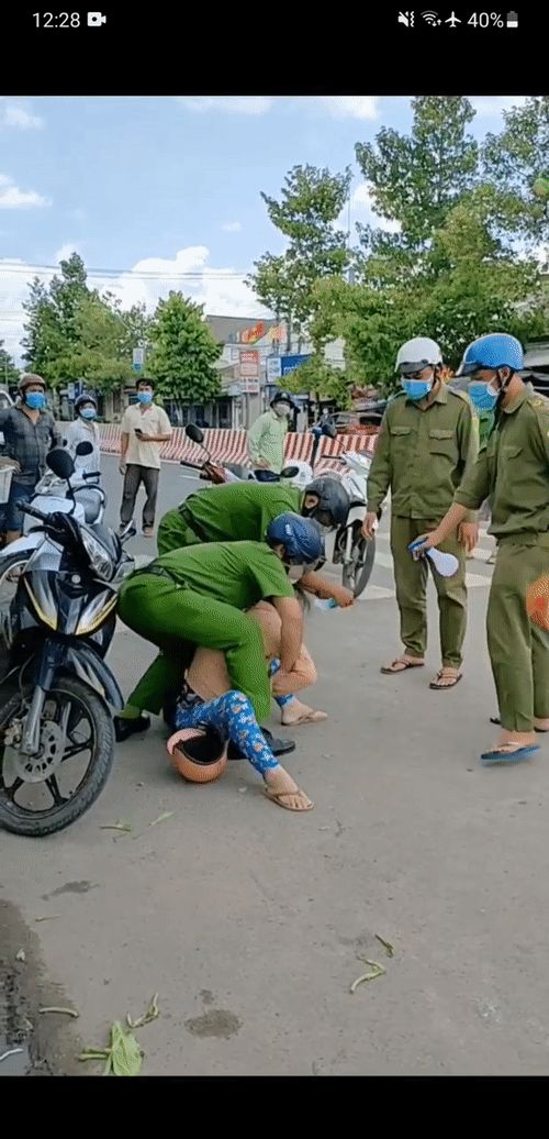 Chỉ 3 giây, công an xử gọn chị gái quần hoa đánh CSGT, làm loạn chốt kiểm dịch, dân tình khen: Hay quá anh ơi! - Hình 4